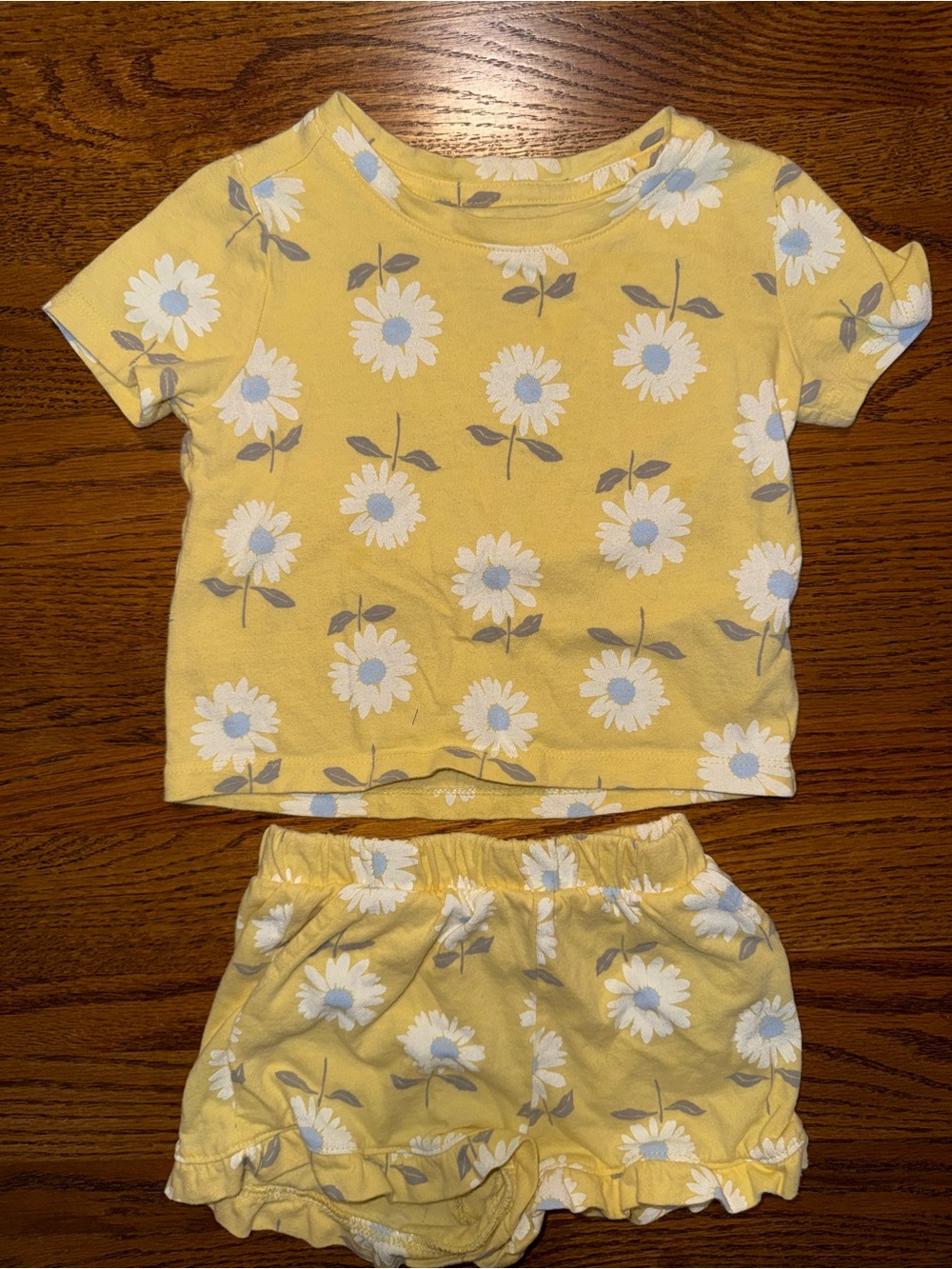 GAP 12-18M Yellow Daisy Set - Short Sleeve Top & Shorts
